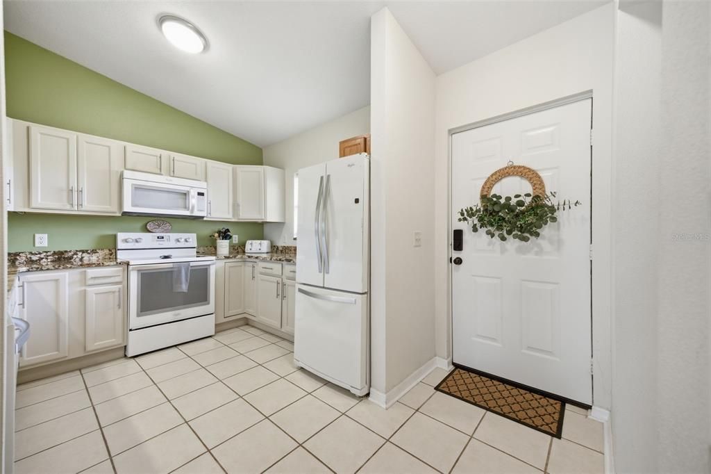 For Sale: $300,000 (2 beds, 2 baths, 1070 Square Feet)