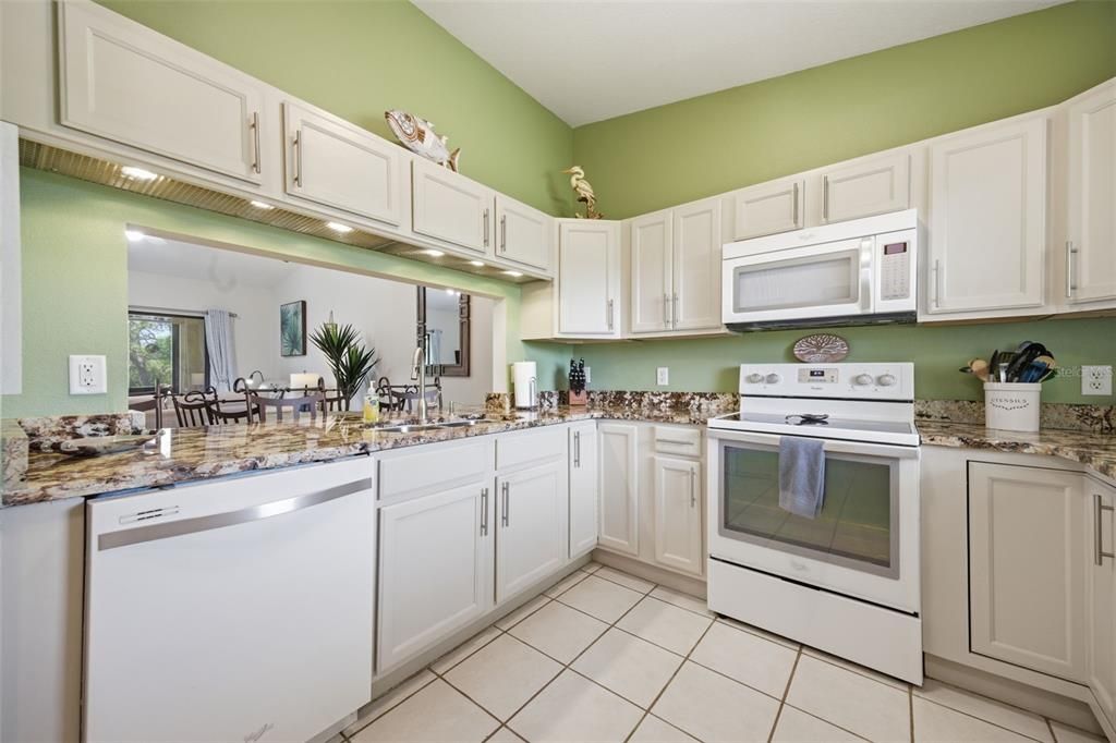 For Sale: $300,000 (2 beds, 2 baths, 1070 Square Feet)