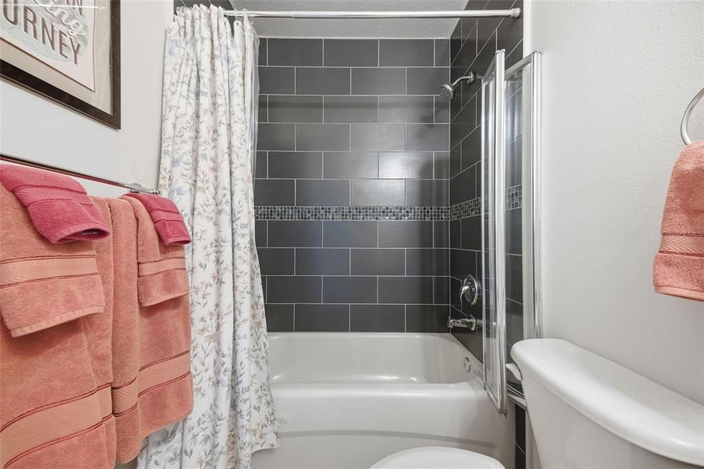 For Sale: $300,000 (2 beds, 2 baths, 1070 Square Feet)