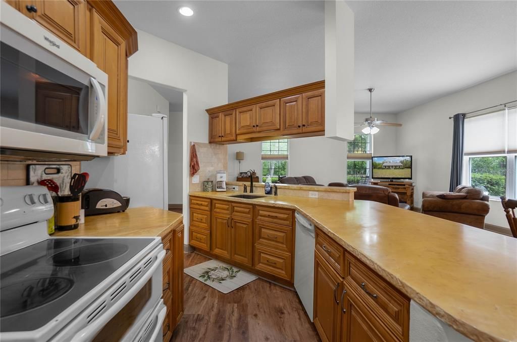 Activo con contrato: $425,000 (3 camas, 2 baños, 1804 Pies cuadrados)