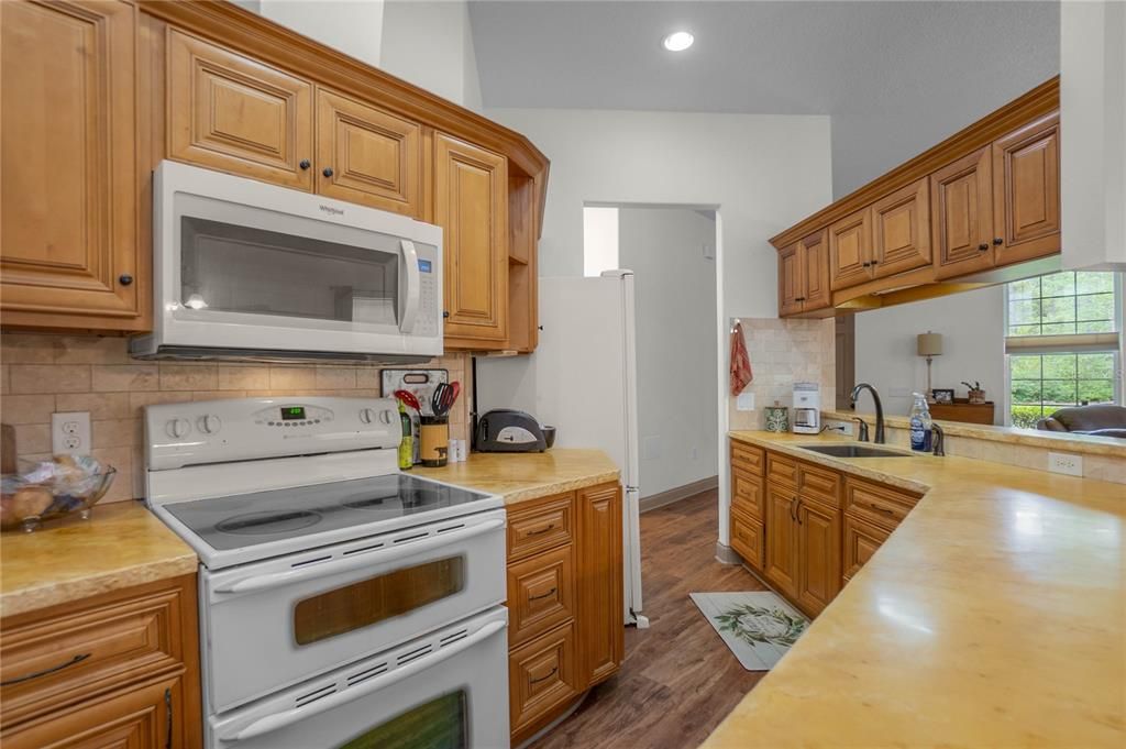Activo con contrato: $425,000 (3 camas, 2 baños, 1804 Pies cuadrados)