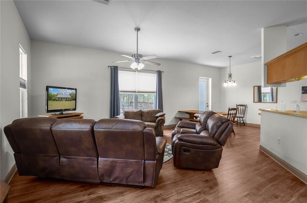 Activo con contrato: $425,000 (3 camas, 2 baños, 1804 Pies cuadrados)