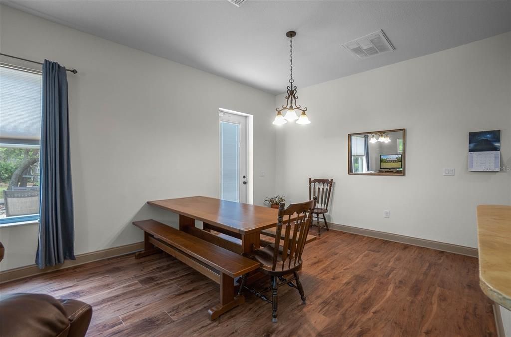 Activo con contrato: $425,000 (3 camas, 2 baños, 1804 Pies cuadrados)
