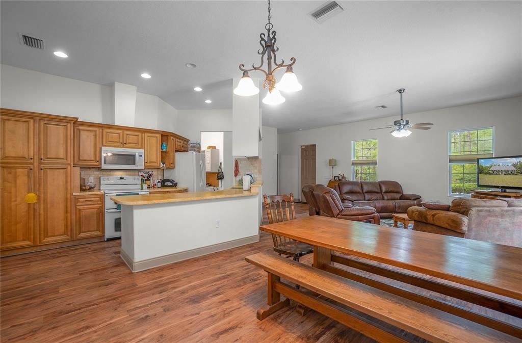 Activo con contrato: $425,000 (3 camas, 2 baños, 1804 Pies cuadrados)