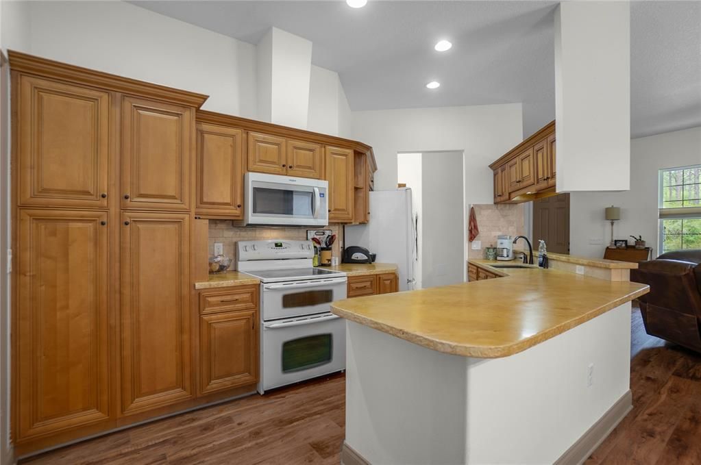 Activo con contrato: $425,000 (3 camas, 2 baños, 1804 Pies cuadrados)