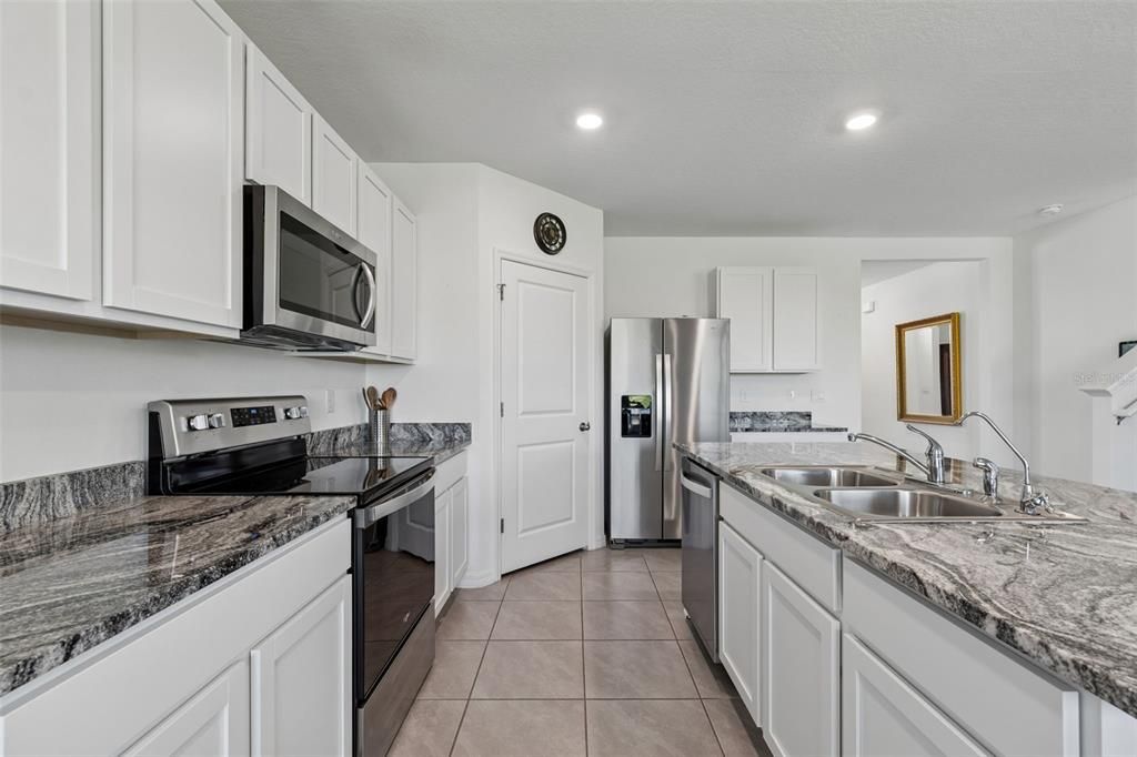 For Rent: $3,000 (5 beds, 3 baths, 2674 Square Feet)