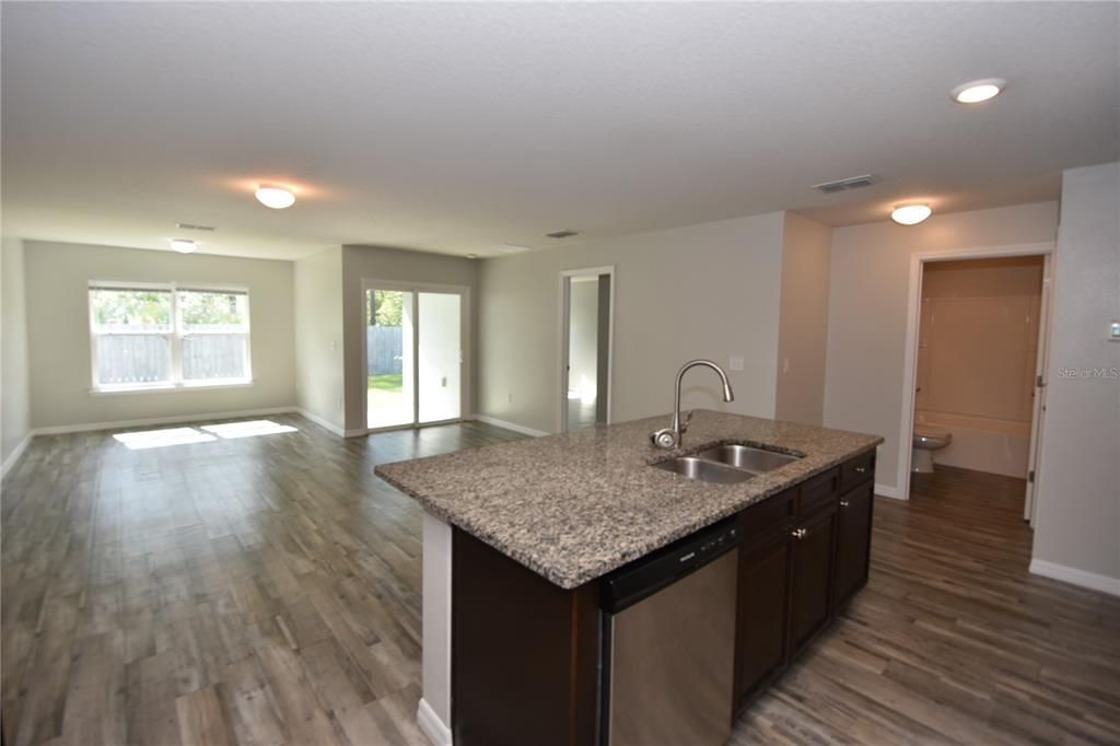 For Rent: $1,650 (3 beds, 2 baths, 1306 Square Feet)