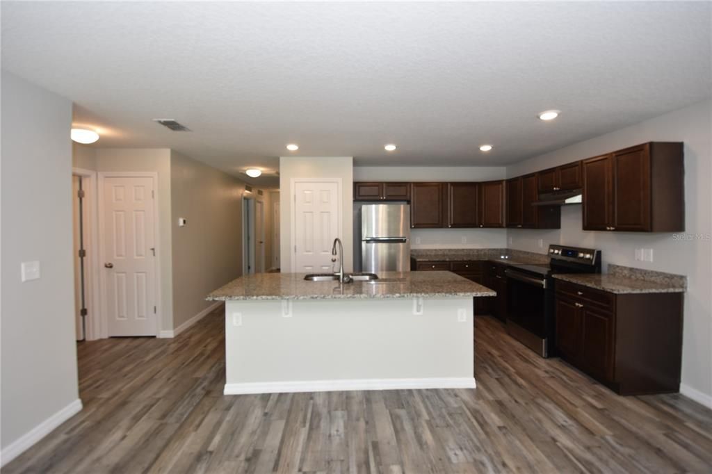 For Rent: $1,650 (3 beds, 2 baths, 1306 Square Feet)