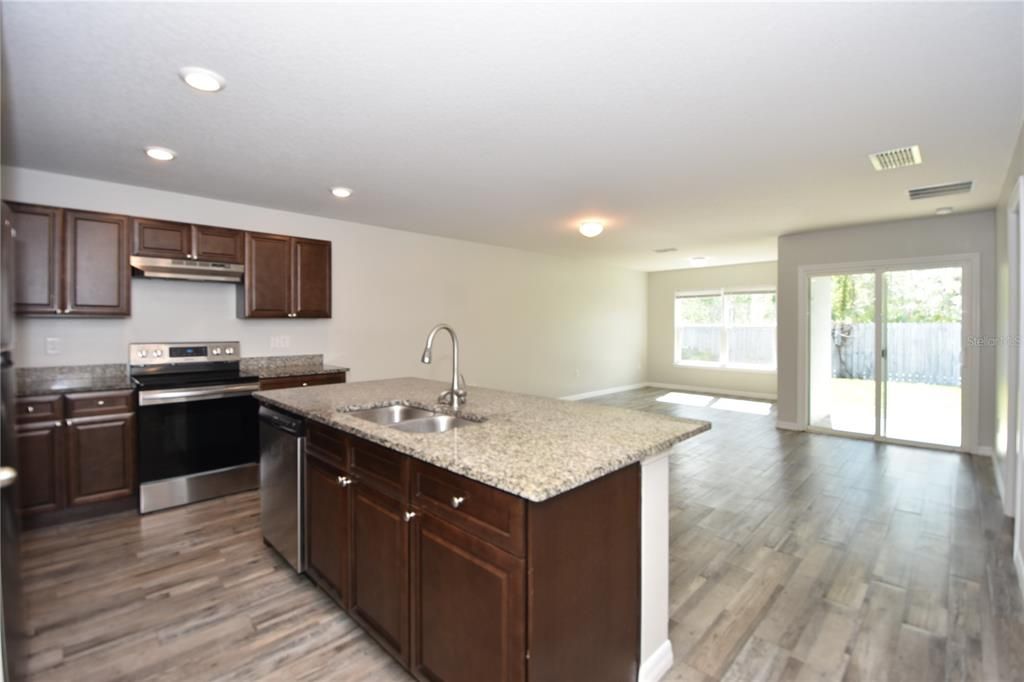 For Rent: $1,650 (3 beds, 2 baths, 1306 Square Feet)