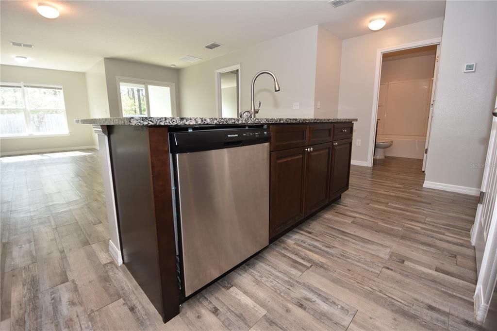 For Rent: $1,650 (3 beds, 2 baths, 1306 Square Feet)