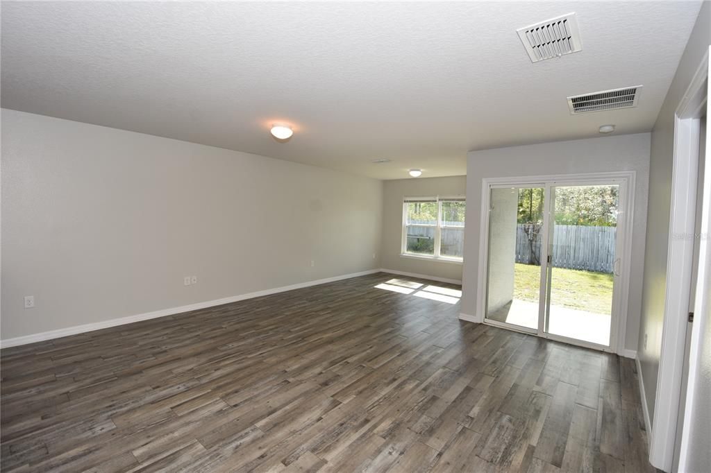 For Rent: $1,650 (3 beds, 2 baths, 1306 Square Feet)