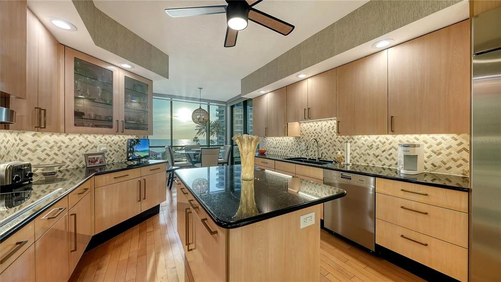 合同活跃: $2,499,000 (3 贝兹, 4 浴室, 3045 平方英尺)