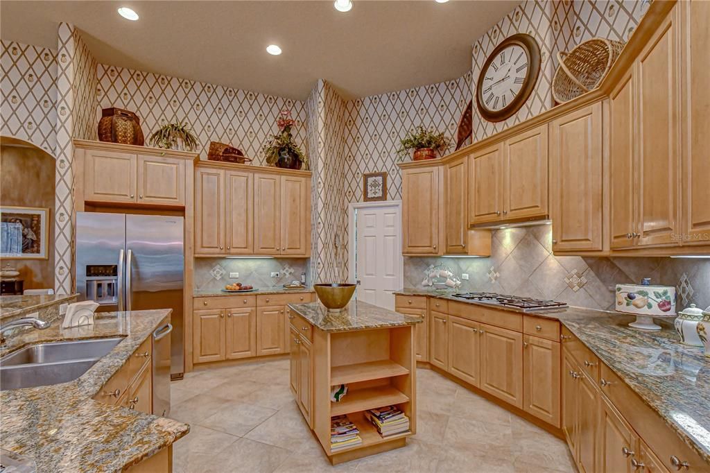 For Sale: $1,475,000 (6 beds, 5 baths, 4410 Square Feet)