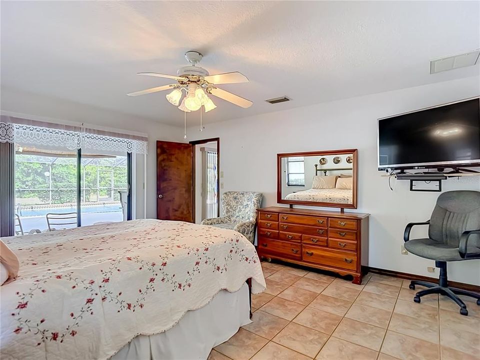 Activo con contrato: $328,500 (3 camas, 3 baños, 2030 Pies cuadrados)
