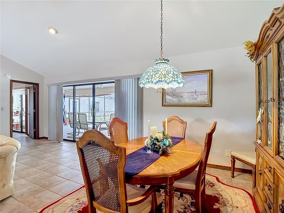 Activo con contrato: $328,500 (3 camas, 3 baños, 2030 Pies cuadrados)