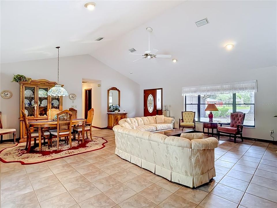Activo con contrato: $328,500 (3 camas, 3 baños, 2030 Pies cuadrados)