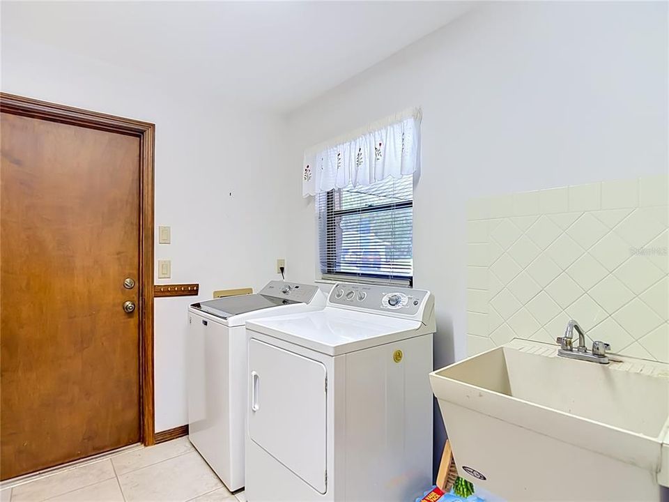 Activo con contrato: $328,500 (3 camas, 3 baños, 2030 Pies cuadrados)