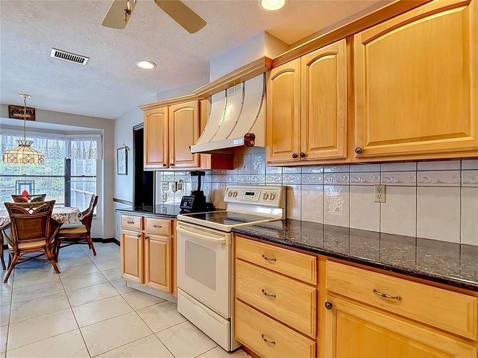 Activo con contrato: $328,500 (3 camas, 3 baños, 2030 Pies cuadrados)