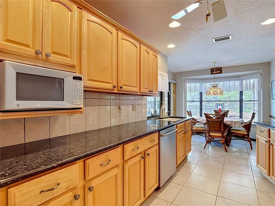 Activo con contrato: $328,500 (3 camas, 3 baños, 2030 Pies cuadrados)