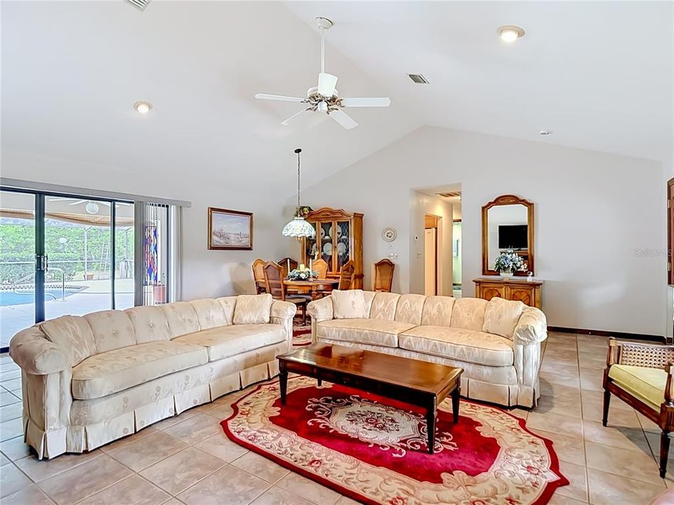 Activo con contrato: $328,500 (3 camas, 3 baños, 2030 Pies cuadrados)