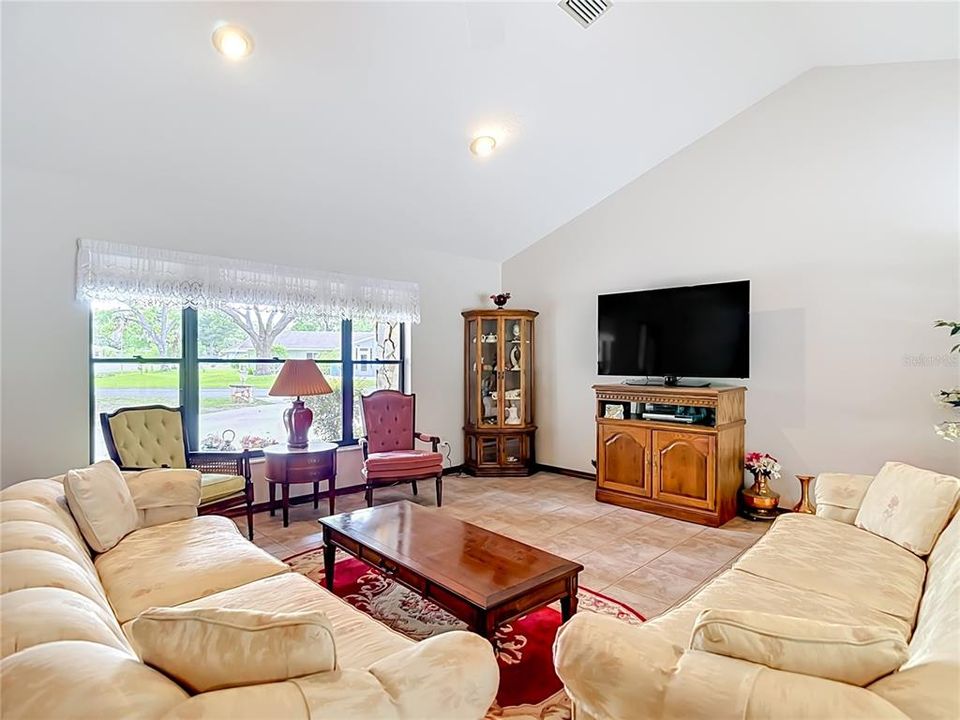 Activo con contrato: $328,500 (3 camas, 3 baños, 2030 Pies cuadrados)