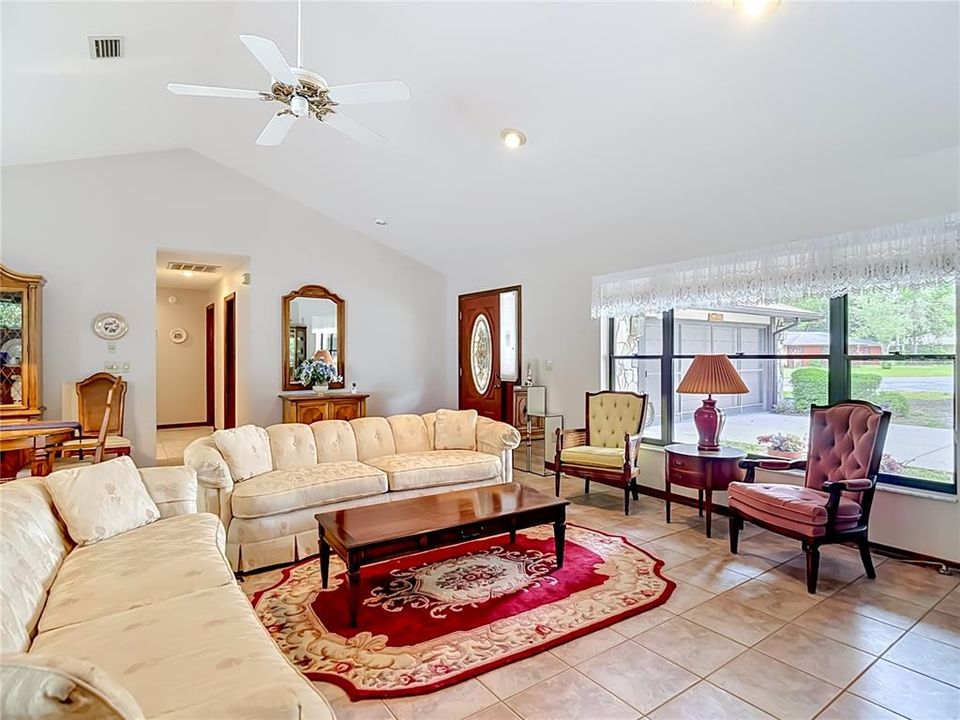 Activo con contrato: $328,500 (3 camas, 3 baños, 2030 Pies cuadrados)