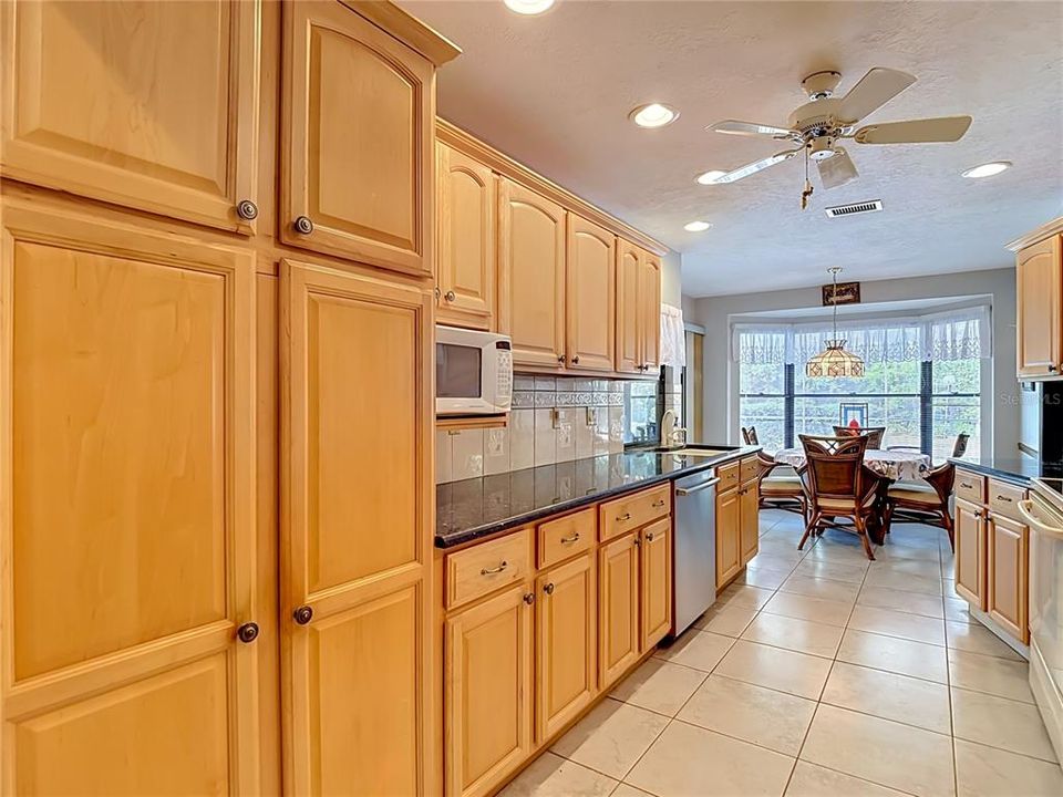 Activo con contrato: $328,500 (3 camas, 3 baños, 2030 Pies cuadrados)