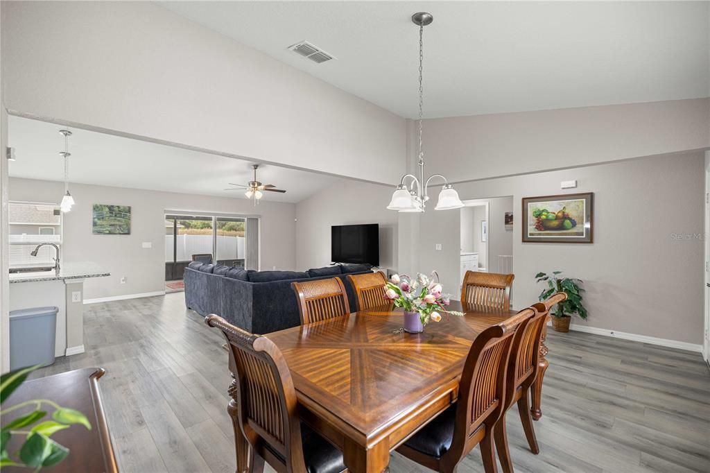 Active With Contract: $279,900 (3 beds, 2 baths, 1681 Square Feet)