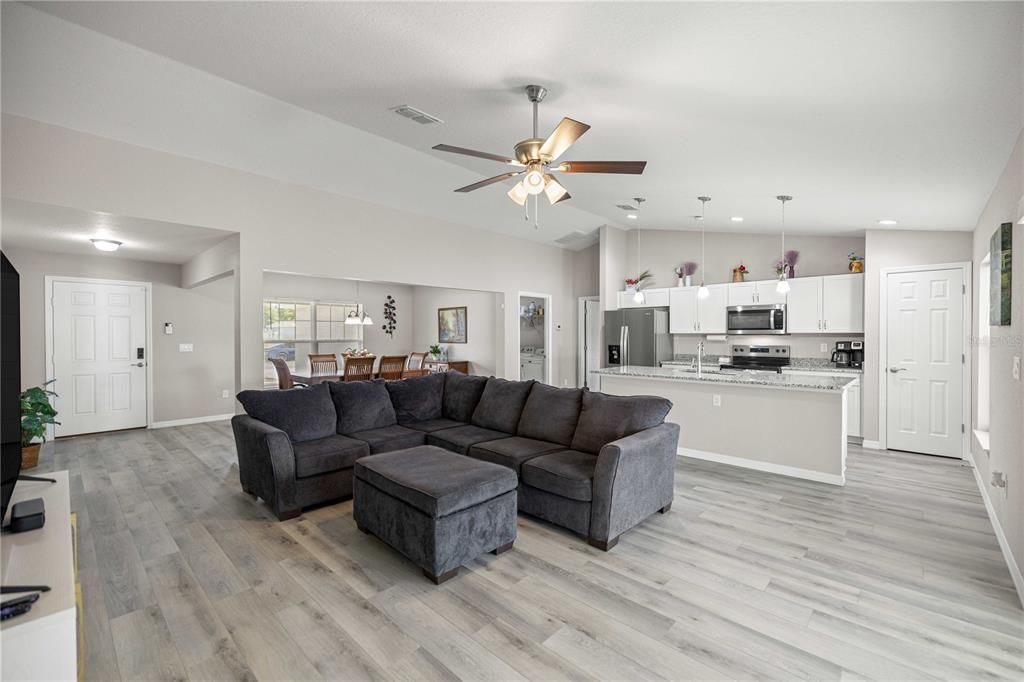 Active With Contract: $279,900 (3 beds, 2 baths, 1681 Square Feet)