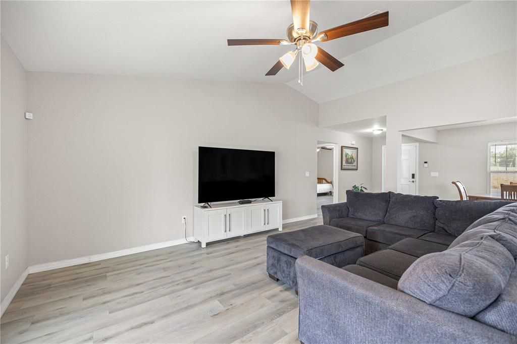 Active With Contract: $279,900 (3 beds, 2 baths, 1681 Square Feet)