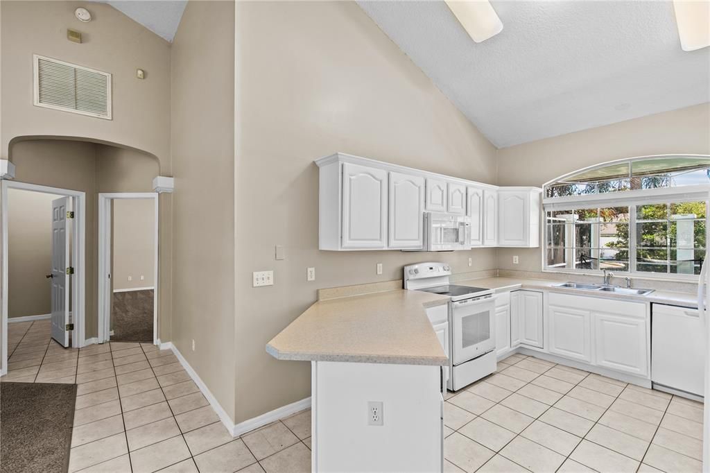 Activo con contrato: $390,000 (3 camas, 2 baños, 2070 Pies cuadrados)