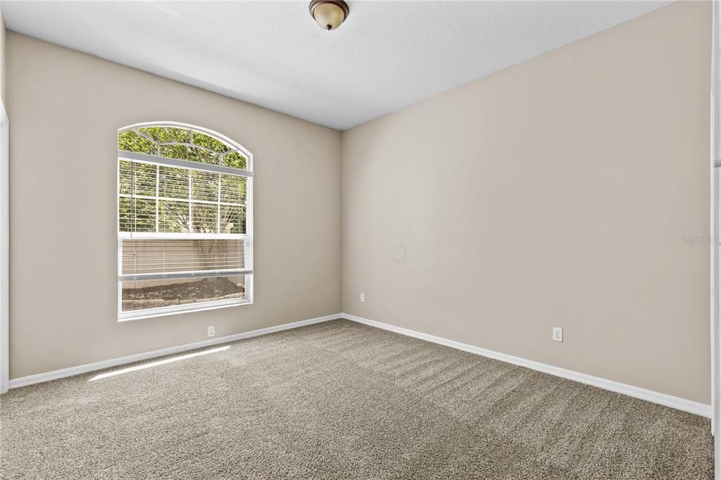 Activo con contrato: $390,000 (3 camas, 2 baños, 2070 Pies cuadrados)
