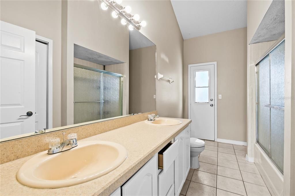 Activo con contrato: $390,000 (3 camas, 2 baños, 2070 Pies cuadrados)