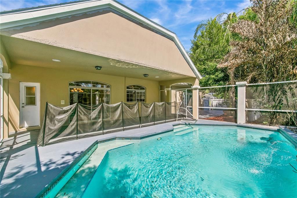 Activo con contrato: $390,000 (3 camas, 2 baños, 2070 Pies cuadrados)