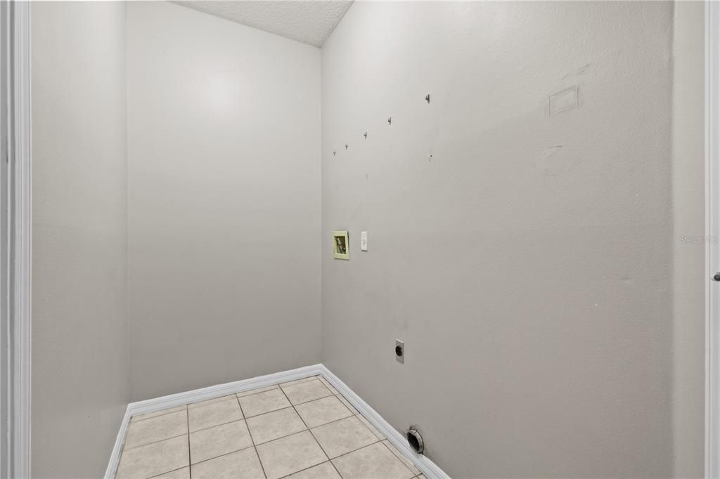 Activo con contrato: $390,000 (3 camas, 2 baños, 2070 Pies cuadrados)