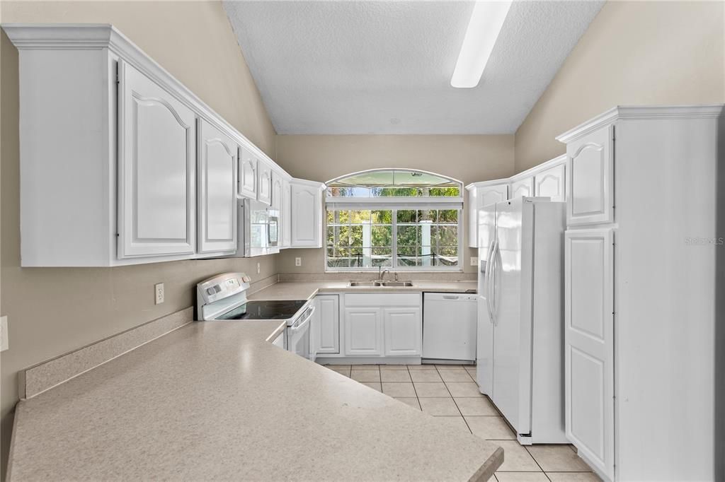 Activo con contrato: $390,000 (3 camas, 2 baños, 2070 Pies cuadrados)