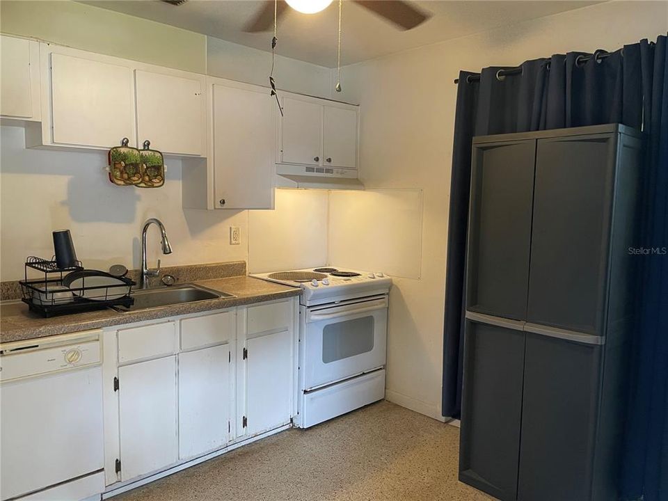 For Sale: $155,000 (3 beds, 1 baths, 888 Square Feet)