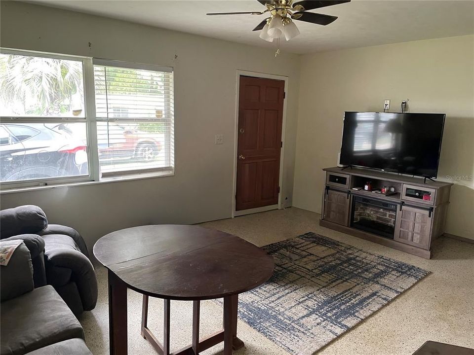 For Sale: $155,000 (3 beds, 1 baths, 888 Square Feet)
