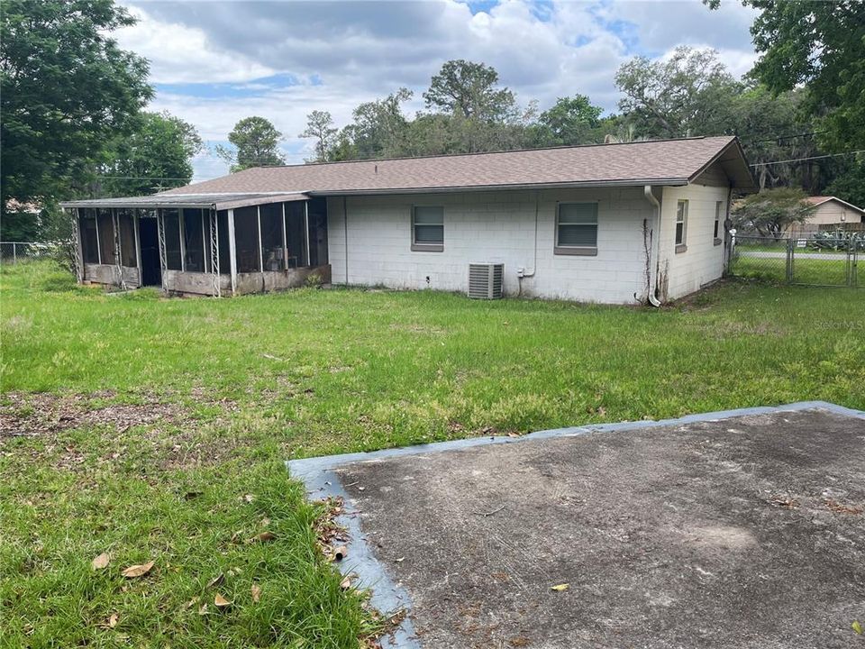 For Sale: $155,000 (3 beds, 1 baths, 888 Square Feet)