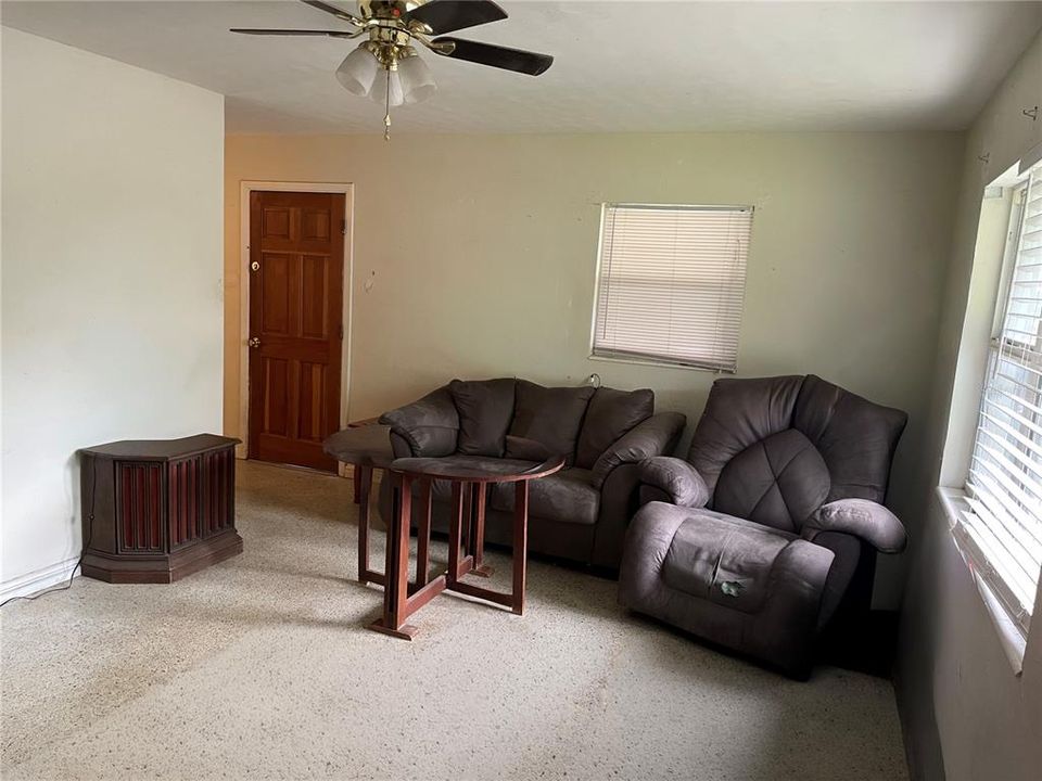 For Sale: $155,000 (3 beds, 1 baths, 888 Square Feet)