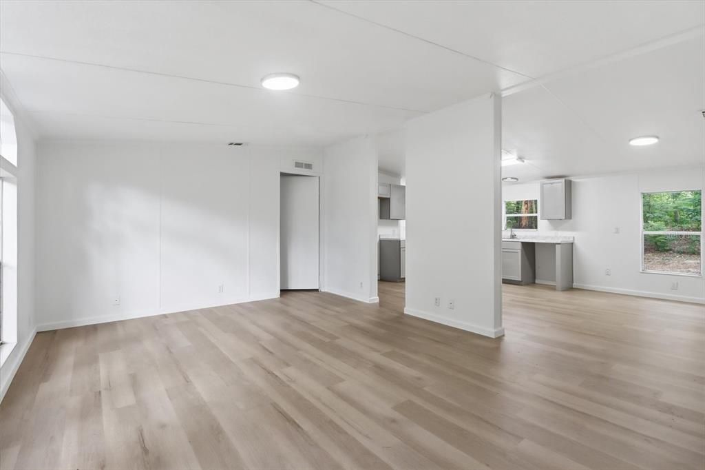 На продажу: $239,000 (4 спален, 2 ванн, 1620 Квадратных фут)