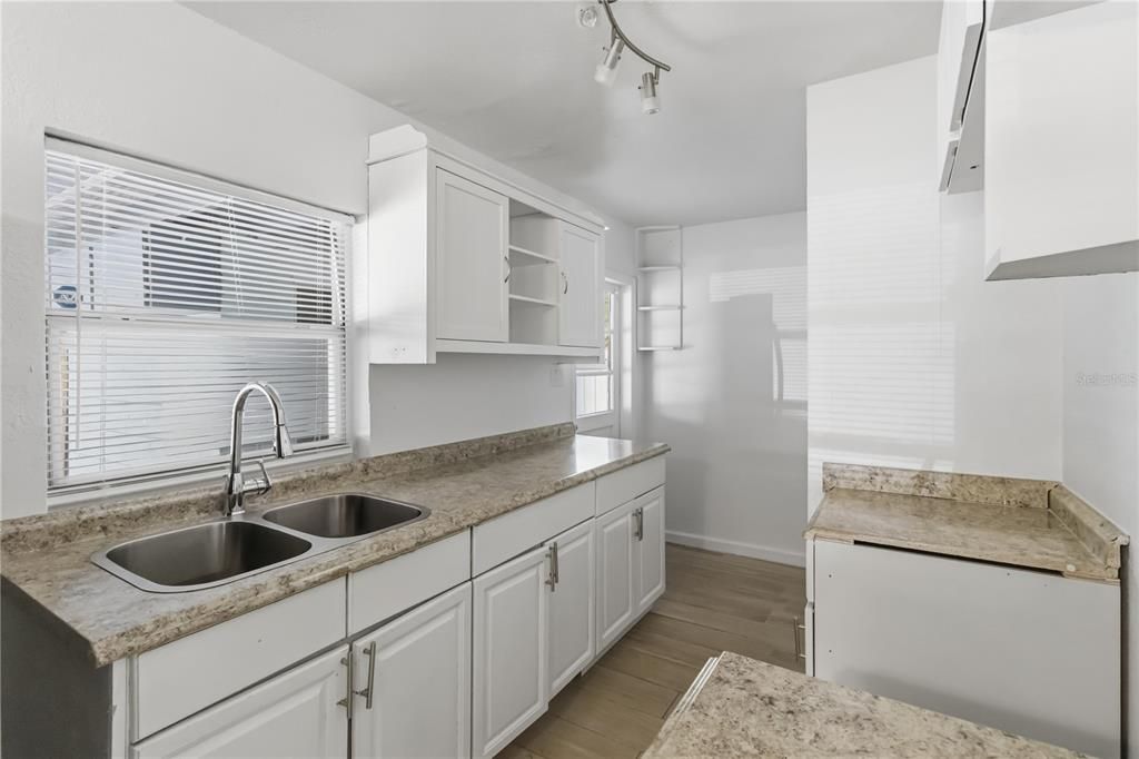 Activo con contrato: $225,000 (2 camas, 1 baños, 816 Pies cuadrados)