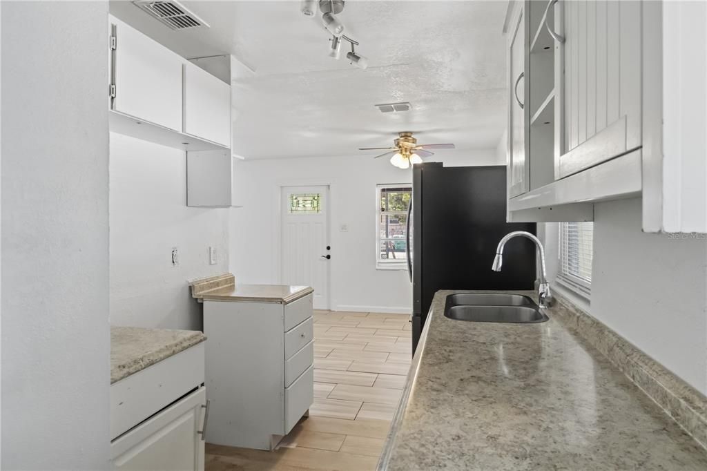 Activo con contrato: $225,000 (2 camas, 1 baños, 816 Pies cuadrados)