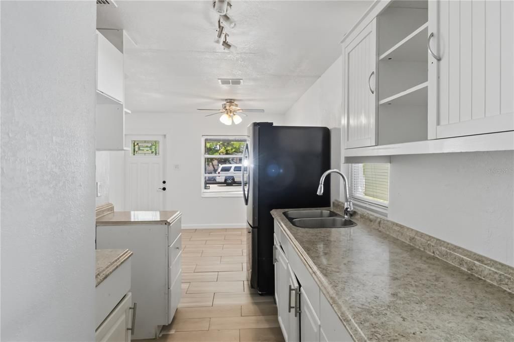Activo con contrato: $225,000 (2 camas, 1 baños, 816 Pies cuadrados)