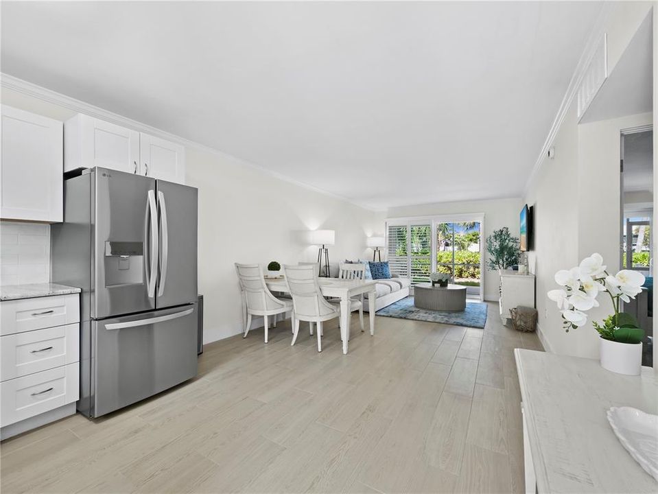For Sale: $348,000 (1 beds, 1 baths, 657 Square Feet)