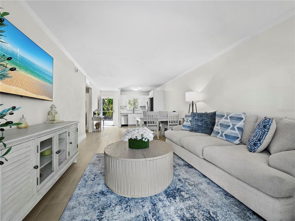 For Sale: $348,000 (1 beds, 1 baths, 657 Square Feet)
