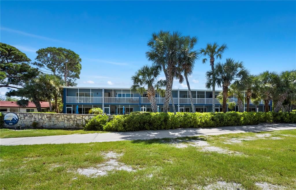 For Sale: $348,000 (1 beds, 1 baths, 657 Square Feet)