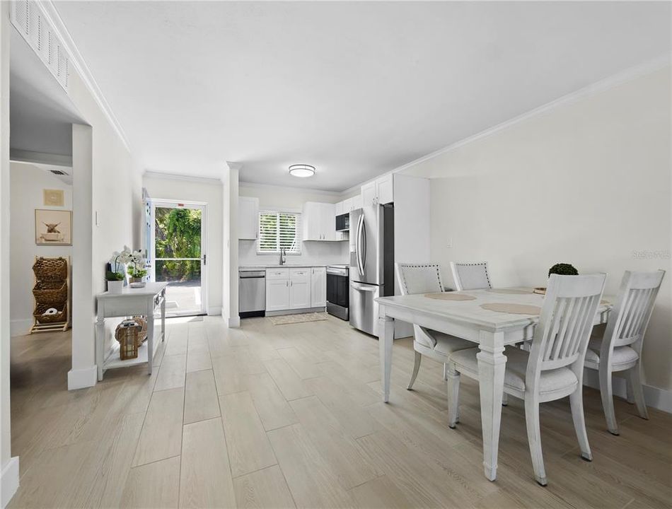For Sale: $348,000 (1 beds, 1 baths, 657 Square Feet)