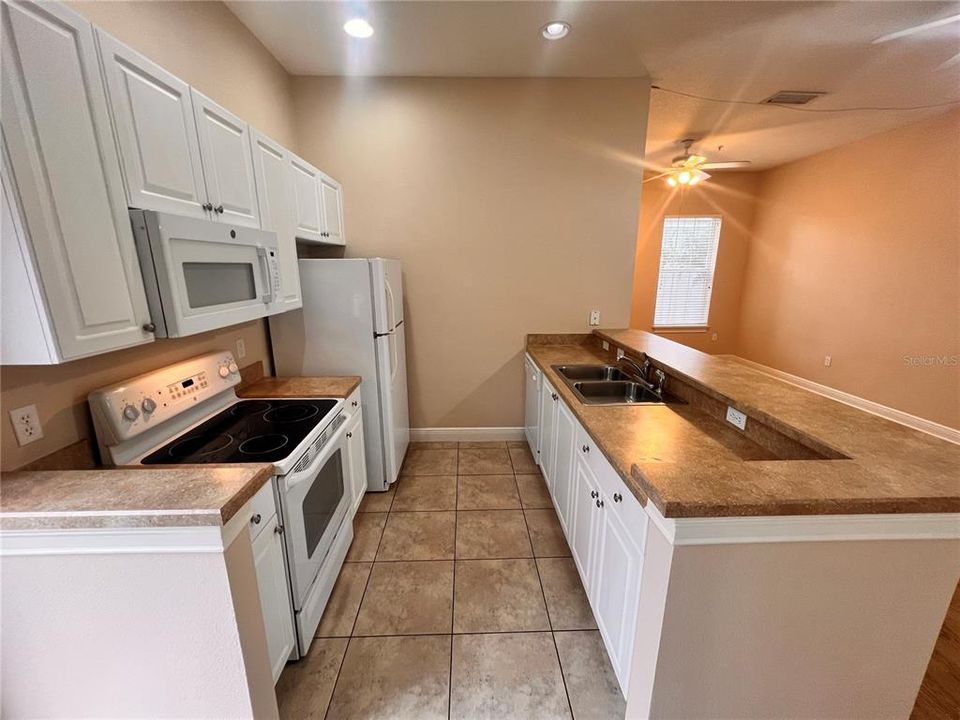Active With Contract: $1,499 (0 beds, 1 baths, 600 Square Feet)