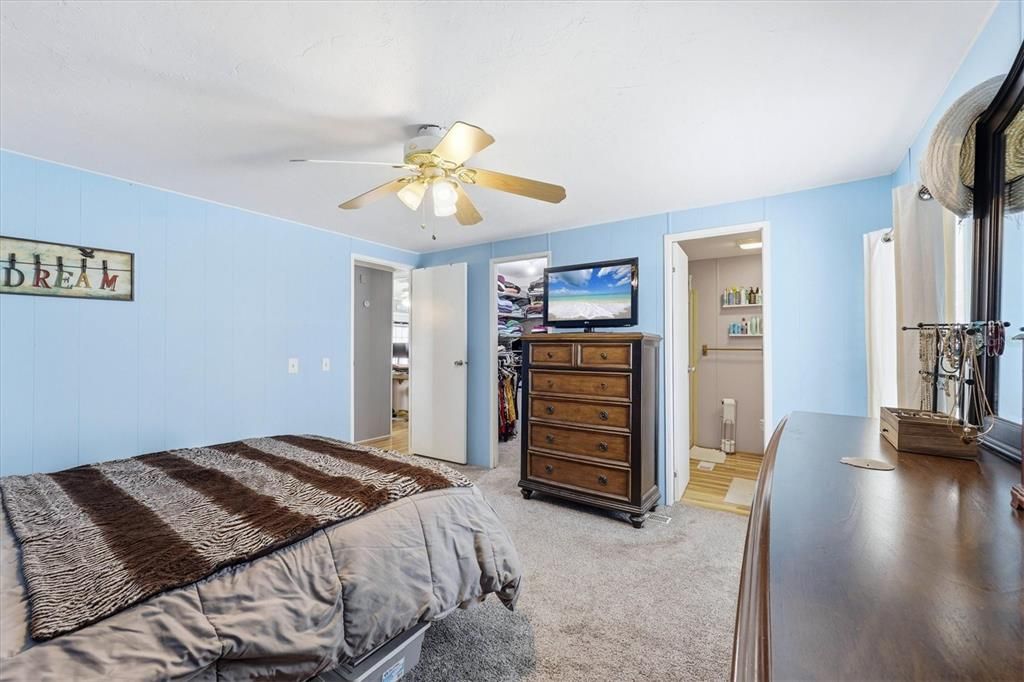 For Sale: $160,000 (2 beds, 2 baths, 936 Square Feet)